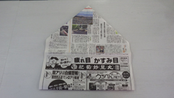 新聞紙を五角形に折る。