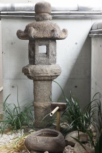 広島別院に設えられた灯籠。７０年前のあの日、この灯籠も被爆していました。